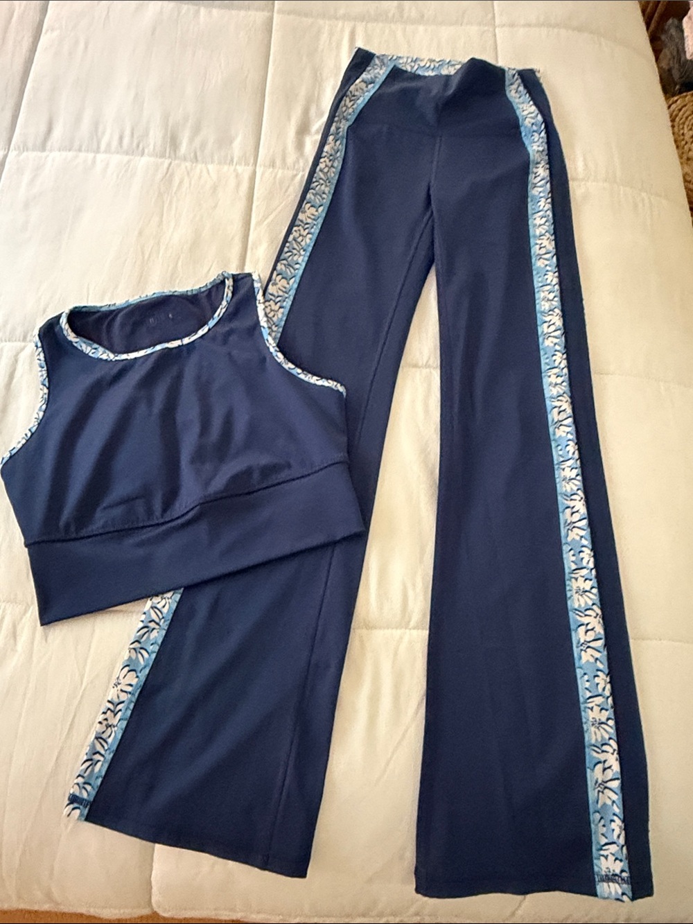 Women's Lilly Pulitzer set.  Active Wide-Leg Pants with Decorative Side Stripe